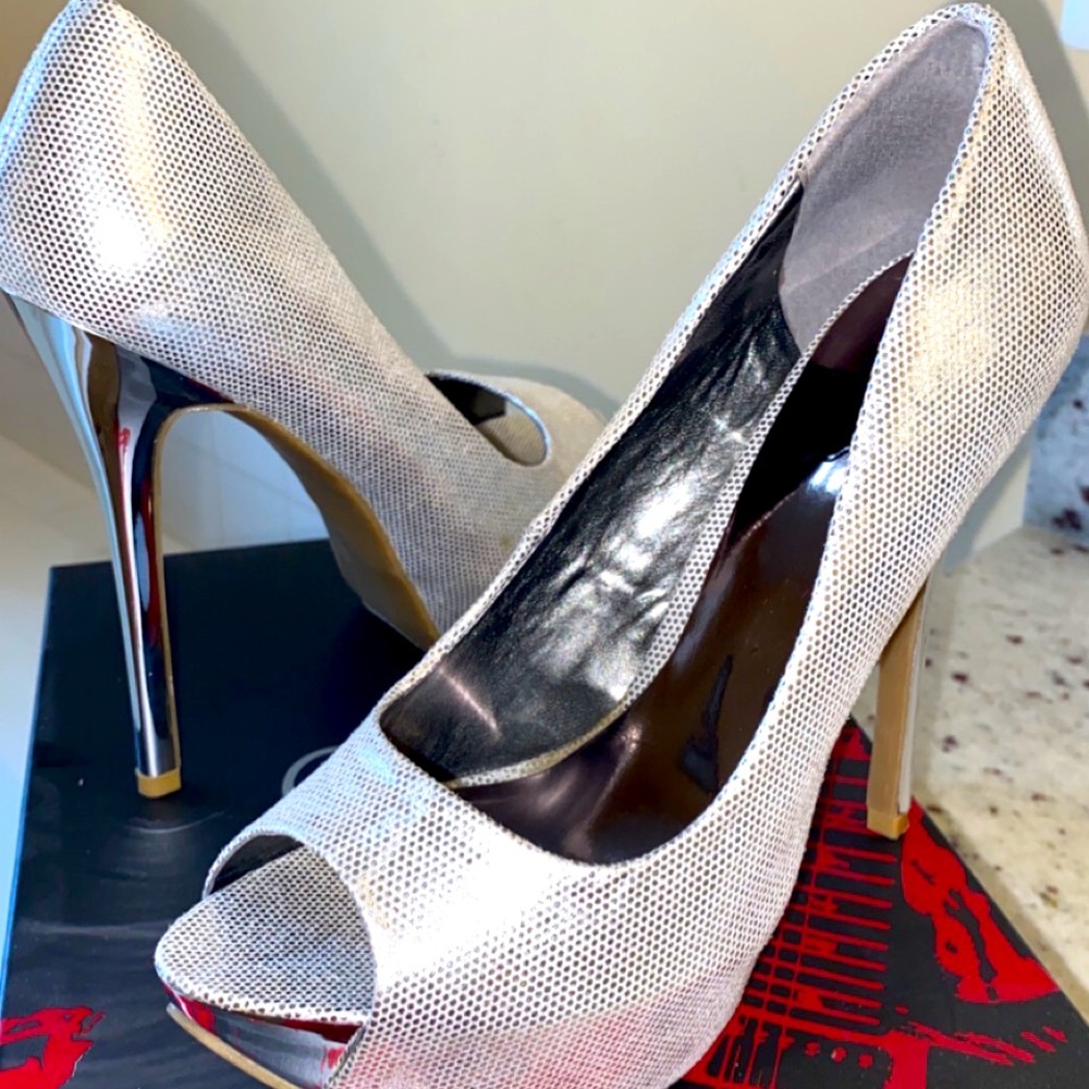Silver peek-a-boo platform pumps
